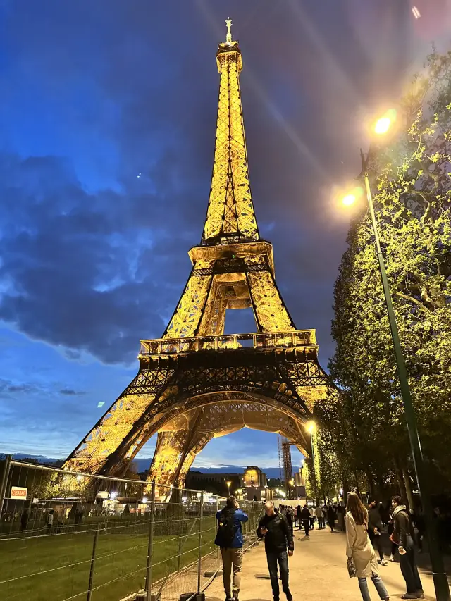 法國🇫🇷 巴黎鐵塔 Eiffel Tower🗼｜白天壯觀、夜景浪漫，戰神公園還能週末免費停車！✨