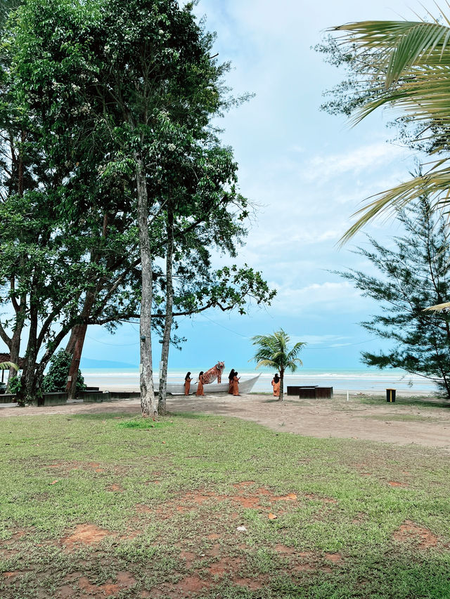  Roxy Sematan – Family-Friendly Beach Escape