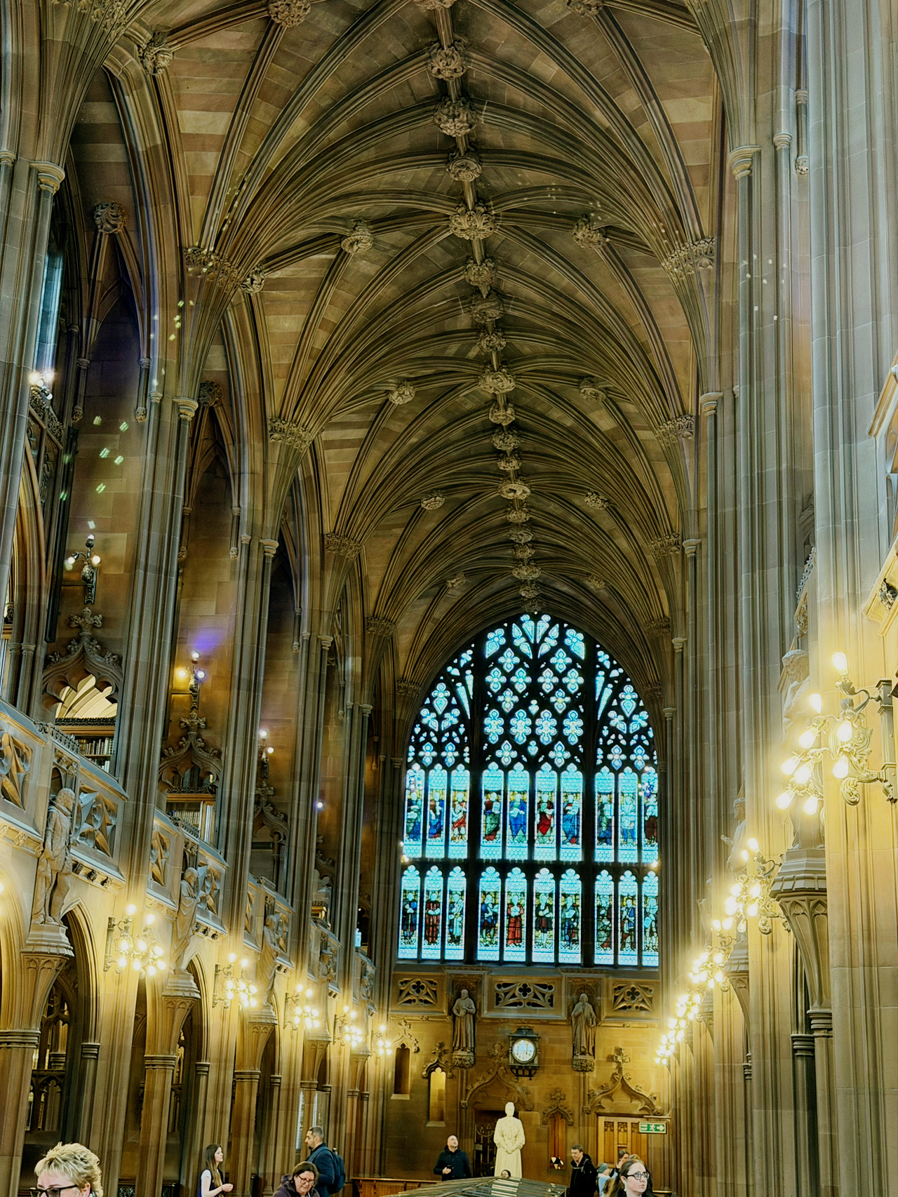 Thư viện John Lelands, một địa danh lịch sử không thể bỏ qua ở Manchester, được xây dựng vào cuối thế kỷ XIX và thuộc phong cách kiến ​​trúc tân Gothic, mang đậm dấu ấn cổ điển châu Âu cả bên ngoài và bên trong. Thư viện không chỉ là nơi lưu giữ những tác phẩm kinh điển quý giá mà còn là điểm chụp ảnh nổi tiếng nhờ những cửa sổ kính màu tuyệt đẹp, những cột chạm khắc và những mái vòm cao vút. Bước vào đây, bạn như được du hành ngược thời gian về thời Victoria, chiêm ngưỡng vẻ đẹp kiến ​​trúc trong khi lặng lẽ cảm nhận hương thơm của hàng ngàn cuốn sách.

Gợi ý lịch trình:
Nên dành 1-2 giờ tham quan Thư viện John Lelands. Vì bảo tàng được chia thành nhiều phòng triển lãm và phòng đọc, ngoài việc chiêm ngưỡng các chi tiết kiến ​​trúc, còn có khu vực đặc biệt trưng bày các bản thảo cổ và nhiều loại sách quý hiếm. Nếu bạn đam mê nhiếp ảnh hoặc lịch sử, bạn có thể lên kế hoạch trước và đi bộ dọc theo hành lang dài có mái vòm từ lối vào để thưởng thức các khu vực triển lãm khác nhau theo từng tầng.

Những điểm tham quan không thể bỏ qua:
1. Cửa sổ kính màu trong sảnh - dù là ánh nắng xuyên qua kính vào ban ngày hay ánh sáng ban đêm, đều vô cùng ấn tượng và thích hợp để chụp ảnh.

2. Phòng đọc trung tâm - Bao quanh bởi những giá sách, những mái vòm cao vút, yên tĩnh và huyền bí.

3. Khu trưng bày Hội chợ sách cổ - Những cuốn sách và tác phẩm văn học được trưng bày rất quý giá và chắc chắn đáng để bạn dành thời gian tham quan.

Mẹo thực tế:
1. Thư viện mở cửa quanh năm, nhưng đóng cửa vào thứ Hai, thứ Ba và Chủ nhật. Nên đến tham quan từ thứ Tư đến thứ Bảy, từ 10:00 đến 17:00, giờ vào cửa cuối cùng là 16:40 và nên đặt lịch trước.

2. Một số hiện vật trong bảo tàng không được phép chụp ảnh. Vui lòng chú ý đến các biển báo ở mỗi khu vực trước khi vào. Nên mang theo máy ảnh nhẹ hoặc điện thoại di động để dễ dàng chụp ảnh.

3. Không khí trong nhà mát hơn, vào mùa hè nên mang theo áo khoác mỏng, đặc biệt là đối với những người ở lại lâu hơn. 4. Phù hợp cho cả phụ huynh và trẻ em, đưa trẻ đến đây có thể cùng nhau khám phá "góc bí mật" của thư viện, dễ dàng hơn trong việc nuôi dưỡng niềm yêu thích đọc sách.

Lưu ý: - Trong không gian yên tĩnh của phòng, vui lòng nói chuyện nhỏ nhẹ và tôn trọng những người đọc khác.

· Nghiêm cấm chạm vào sách và hiện vật.

· Trong trường hợp có triển lãm đặc biệt, có thể cần đặt chỗ trước.

Thư viện John Lelands không chỉ là một cung điện tri thức mà còn là cửa sổ tốt nhất để cảm nhận lịch sử và văn hóa của Manchester. Nếu bạn yêu thích những điểm tham quan cổ kính và giàu câu chuyện, đây chắc chắn là một địa điểm đáng để bạn thêm vào danh sách những nơi cần đến!

#ĐiểmThamQuanManchester #DiTíchAnhQuốc #GợiÝChụpẢnh #LịchTrìnhVănHóa #ThưViệnJohnLelands