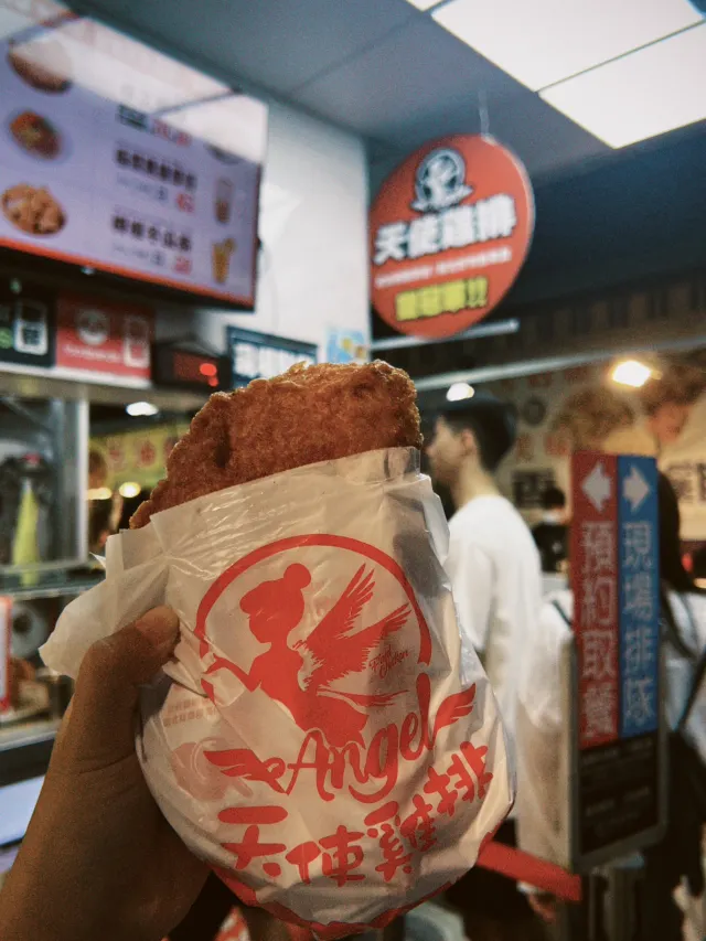 紙袋裡整片不剪的厚片炸雞排
