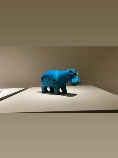 古代エジプトの石碑に刻まれたヒエログリフ展示館で記念撮影。 | Trip