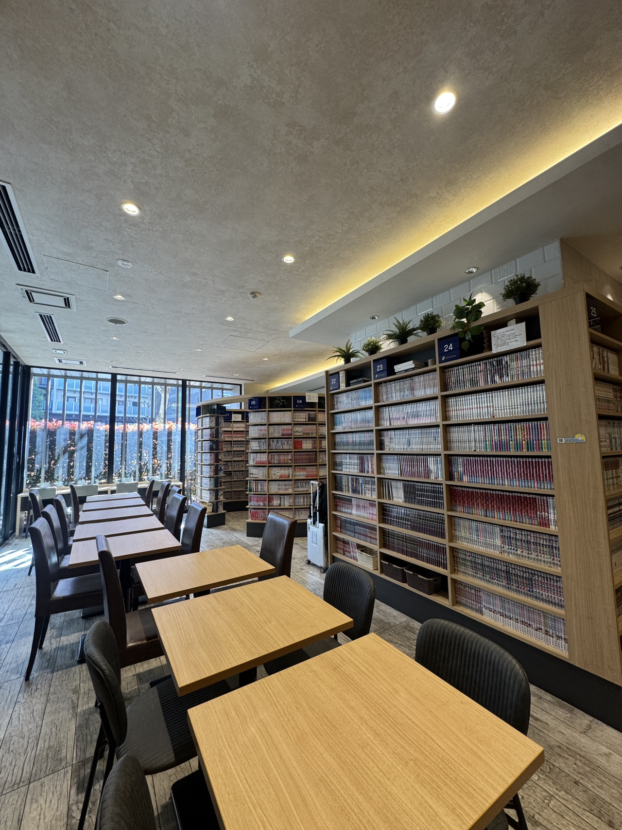 📍 Quintessa Hotel Tokyo Haneda Comic & Books
・ Stayed the night before my 6:30 AM flight out of Haneda
・ Unlimited access to around 8,000 manga, and you can bring up to 10 volumes to your room 📖
・ Great location, just a 5-minute walk from Keikyu Kamata Station 🚶♂️
・ Direct train ride to Haneda, making early morning travel super easy!
・ Also about a 20-minute walk from JR Kamata Station
・ Free curry rice and udon available 24/7 in the lounge 🍛🍜
· Unlimited soft drinks, too 🥤
· A 7-Eleven is right next door, perfect for grabbing breakfast before your flight 🏪
· Rooms are compact but spotless, offering plenty of space for a short stay ✨
· Comes with a desk, so you can easily get some work done on your laptop 💻
· Express checkout—just drop off your room key in the box. No hassle!
Definitely staying here again 🙌