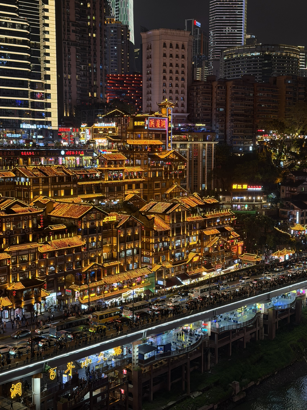 Chongqing was a truly, truly wonderful city.

This was my first time visiting Chongqing, and I loved it so much that if I were asked to choose the best city in China, I could say it was Chongqing in a single word.

So, this time, I’d like to introduce you to just the must-visit spots in Chongqing.

First of all, Chongqing is really famous for its night views. Hongyadong is a place that is truly famous as a night view spot.

Also, the Baixiangge apartment complex is one of the most famous photo spots because you can see the Chongqing Cable Car from there.

Furthermore, I recommend that you don't just view it from the main spot in Hongyadong, but cross the bridge and enjoy the view from the other side.

When you cross over, there are spaces where you can have a beer or a coffee, so I was able to enjoy the night view at a leisurely pace.

Chongqing was a truly wonderful city.