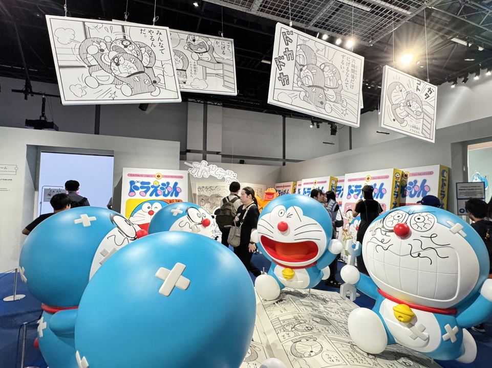 東京特別展おすすめ】村上隆が青いネコ型ロボットと出会ったら！「THE