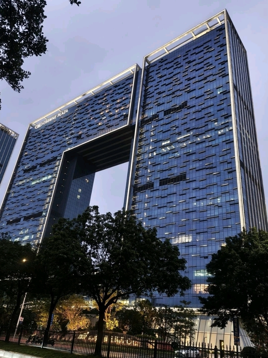 ✨Hotel Crowne Plaza Guangzhou Window yang baru dibuka pada tahun 2025 benar-benar menakjubkan!

📍Lokasi yang sangat baik: Area C, Guangzhou Window Business Port, No. 328 Jalan Lijiao, Distrik Haizhu (🚇7 menit berjalan kaki dari Stasiun Lijiao, Jalur Metro 3)

Transportasi yang sangat nyaman – 18 km ke Stasiun Kereta Api Guangzhou Selatan, 46 km ke Bandara Baiyun✈️

🛏️ Desain kamar yang stylish!

Setiap kamar menggabungkan elemen bahari seperti perahu layar di Sungai Pearl⛵ dan ombak🌊.

Fitur yang paling menakjubkan adalah jendela panorama dari lantai hingga langit-langit! Anda dapat melihat Menara Canton dan Sungai Pearl dari zona nyaman Anda. Setiap foto yang Anda ambil adalah sebuah mahakarya📸

🏙️ Lobi langit di lantai 23 wajib dikunjungi!

Pemandangan sungai 270 derajat yang tak tertandingi! Nikmati pemandangan menakjubkan yang sama bahkan saat minum teh sore di lounge eksekutif! ☕

🍽️ Restoran yang wajib dikunjungi para pecinta kuliner:

· "Cai Feng Lou": Masakan Kanton inovatif, cita rasa Guangzhou otentik 😋

· Restoran "Yun Ju" yang buka sepanjang hari: Lumpia dan bubur nasi segar mereka luar biasa!

💪 Surga bagi penggemar kebugaran:
Kolam renang dalam ruangan berpemanas 🏊 + pusat kebugaran 24 jam. Perjalanan bisnis dan liburan tetap dapat menjaga rencana kebugaran Anda 🧘

🌟 Di sebelahnya terdapat Taman Seni Teluk Haizhu.

Nikmati jalan-jalan sore ke Dermaga Nelayan dan nikmati semilir angin sungai.

Pemandangan malam dari Menara Canton sangat menakjubkan! 🌃

⚠️Tips:

· Lantai atas menawarkan pemandangan sungai yang lebih baik.

· Kami sarankan untuk memesan kamar eksekutif terlebih dahulu.

· Pameran seni di lantai tiga sangat cocok untuk berfoto.

Ini jelas hotel bisnis paling santai yang pernah saya tinggali!

Sentuhan artistik, kenyamanan, dan pemandangan menakjubkan – semuanya kelas atas! 🔥

#HotelGuangzhou #WisataGuangzhou #HotelBisnisGuangzhou #LandmarkBaruGuangzhou