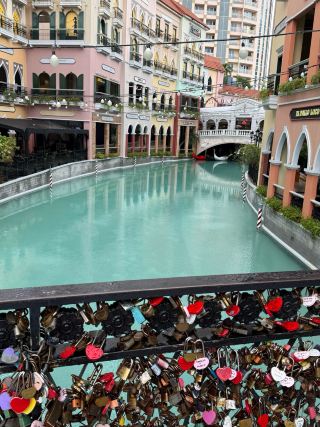  馬尼拉的現代風貌：Bonifacio High Street、威尼斯廣場 (Venice Piazza) 與綠道公園 (Greenway Park)