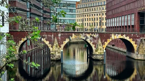 Harbor Vibes & Architectural Wonders Style — traveler post in Hamburg