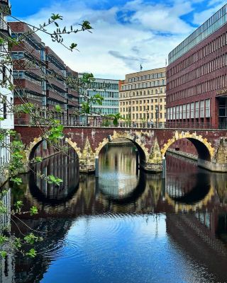 Harbor Vibes & Architectural Wonders Style