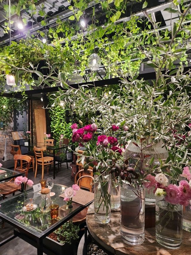 【南青山🇯🇵日本】緑に囲まれたお花屋さんのカフェ🌷