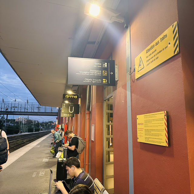 Quaint station tucked in the south of France 🇫🇷