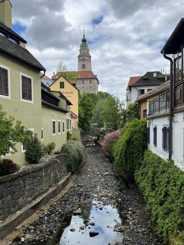 🏰 Český Krumlov: A Fairytale Town Tucked in Time 🇨🇿🌸