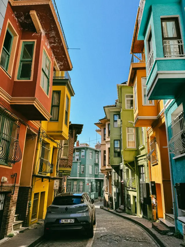 Colour, Character, and the Joy of Wandering Alone 🎨🚶‍♀️🕌