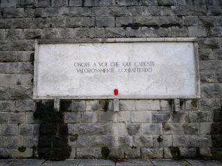 金色的秋天裡的科茲亞克瀑布