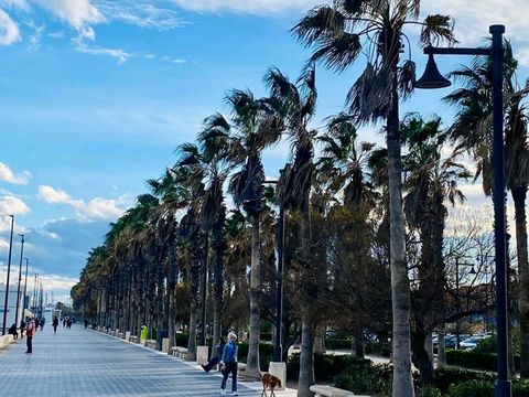 Malvarrosa – The Most Beautiful and Famous Beach in Valencia Malvarrosa – The Most Beautiful and Famous Beach in Valencia