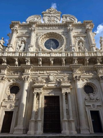 サレント鉄道の旅：レッチェ、ブリンディジ、ポリニャーノを巡る