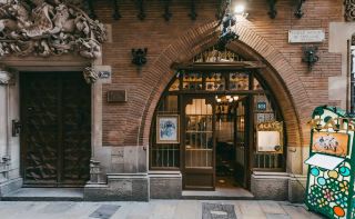 Chasing Shadows in Barcelona: The Literary Magic of Els 4 Gats 🐈‍⬛🇪🇸