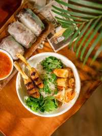 Come to Pham Ngu Lao Street for late-night snacks and experience Vietnam’s nightlife