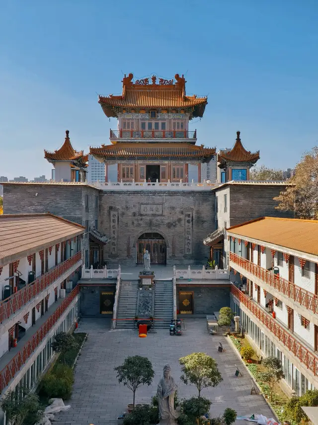 Hidden in the bustling area of Sajin Bridge is a thousand-year-old royal ancient temple