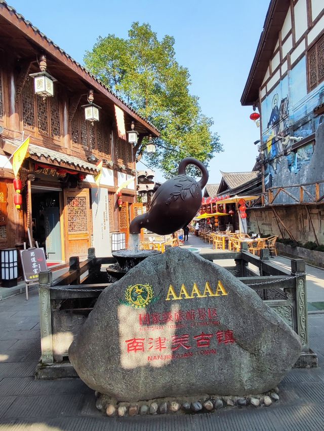 阆中古城對岸，南津關、錦屏山