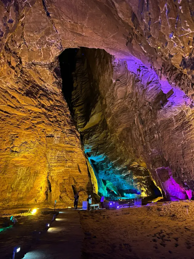 Hang Enshi Tenglong | Khu nghỉ dưỡng mùa hè hang động karst lớn nhất Châu Á