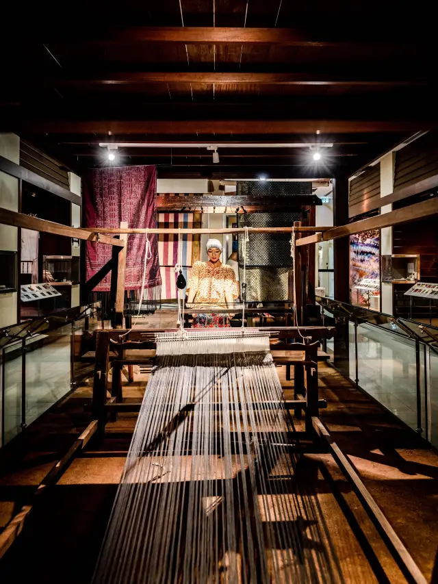 Experience Malaysian ethnic culture at the National Textile Museum in Kuala Lumpur!