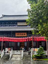 在繁華市集中尋找一個祈福的古老寺廟，在雨天漫步於香積寺