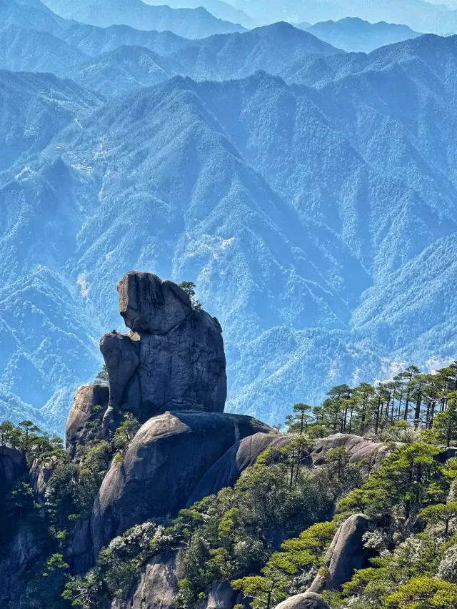 壮大で華麗な三清峰は、自然の神秘と無限の魅力に感嘆させられます