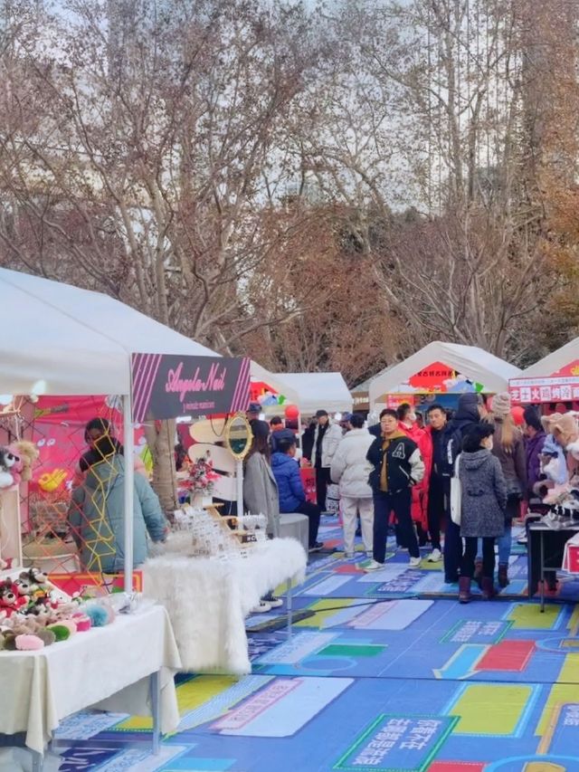 靜安公園：園外是熱鬧的都市商圈，園內則是靜謐的綠色天地