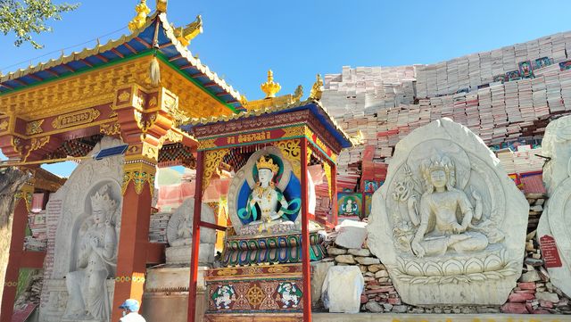 玉樹新寨嘉那嘛呢石經城，藏族信眾聚集地