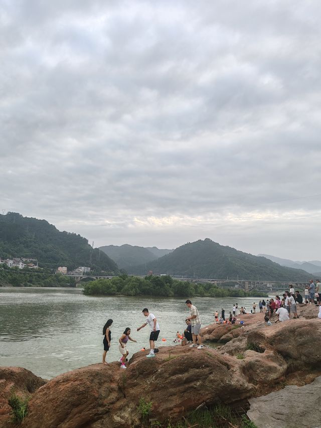 被群山包圍嘅小縣城太適合避暑喇。