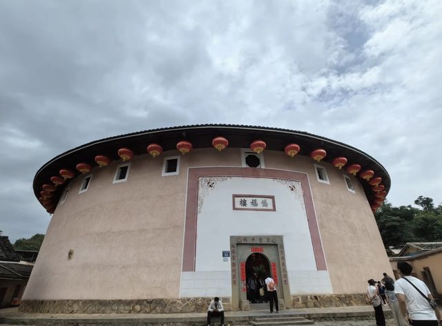 承啟樓：土樓明珠，歲月傳奇。