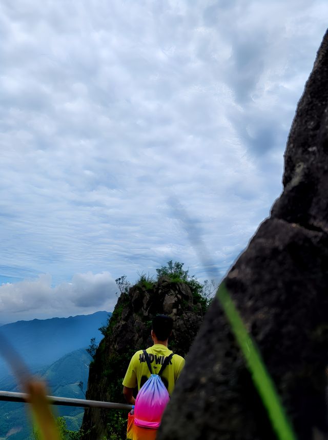 清遠金子山岩石堆觀山峰美景。