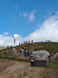 藍天白雲，陽光普照。山花浪漫，河水清清。
