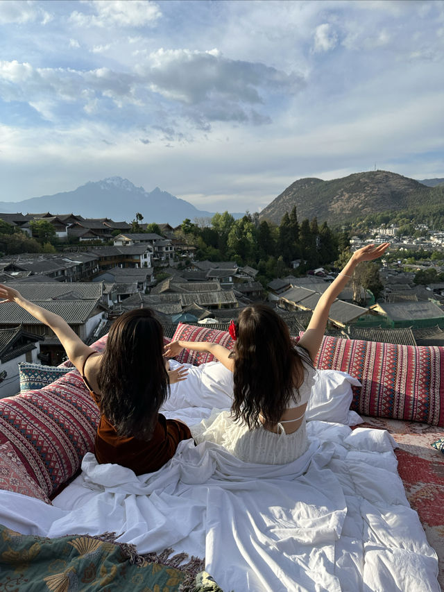 這家民宿居然可以看到日照金山，太美了吧！。