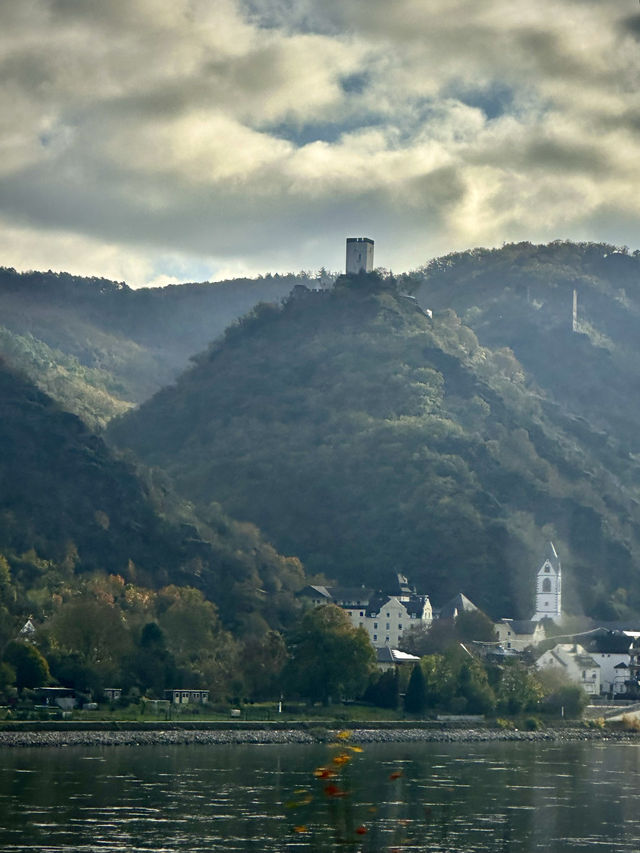 萊茵河谷兩岸古堡林立。