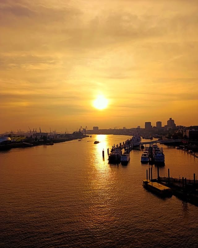 夕陽與航海的交響曲：呂貝克港口的黃昏之美