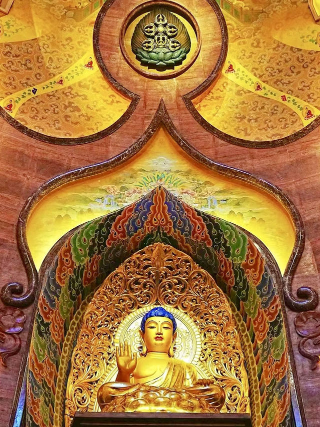 Nanjing’s Usnisa Palace: A Sanctuary of Light and Peace.