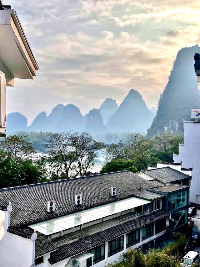 陽朔｜入住這裡打開窗簾就能看到漓江和山景！