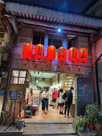 夜晚的神農街多了燈籠的色彩點綴