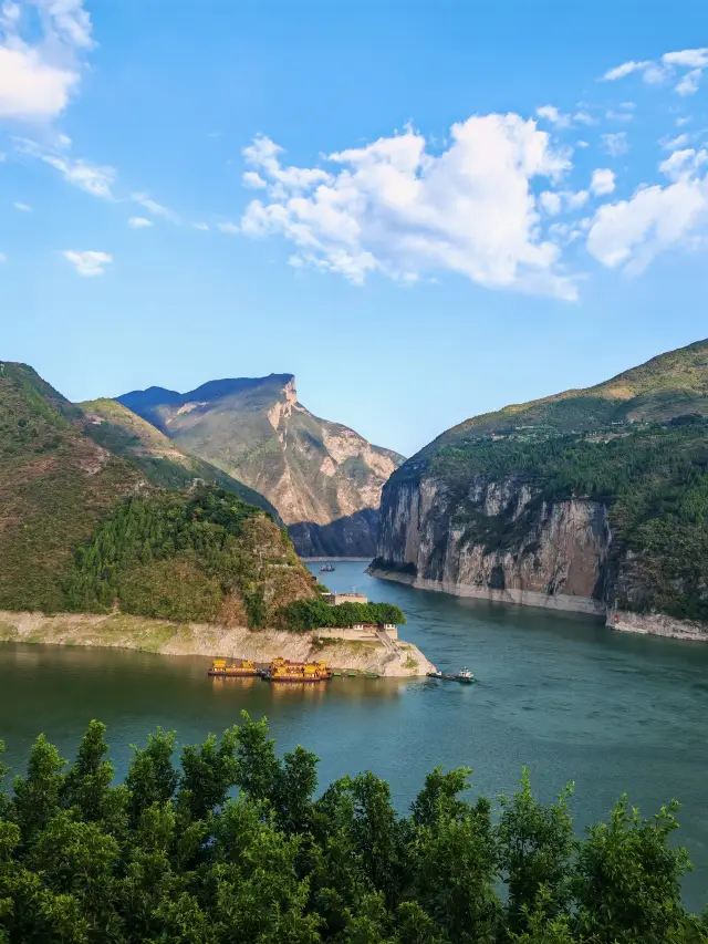 Stay at Kuimen Impression when visiting Qutang Gorge.