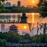 大明湖好靚，但伏位都好多㗎 ·