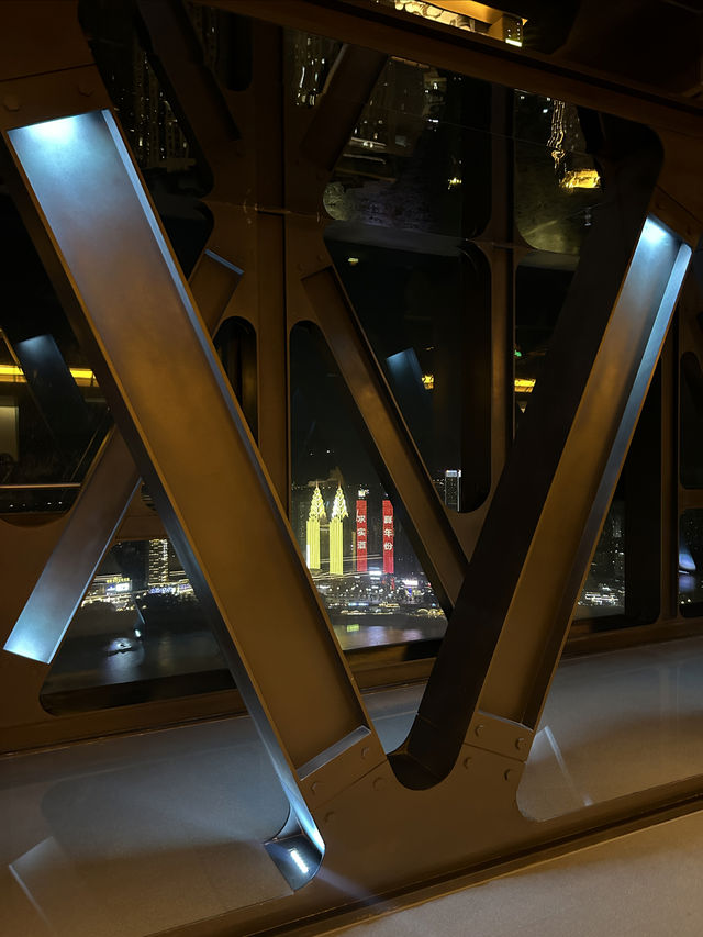 解放碑高空江景！重慶未來感設計酒店