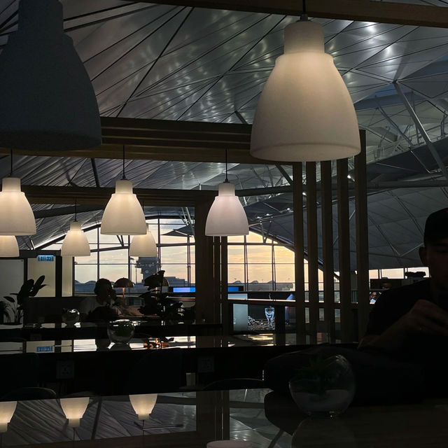 ✈️香港機場銀刃貴賓室｜候機也能超愜意！