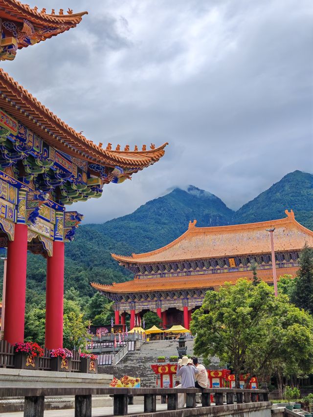 寺不在大，依山傍水則靈