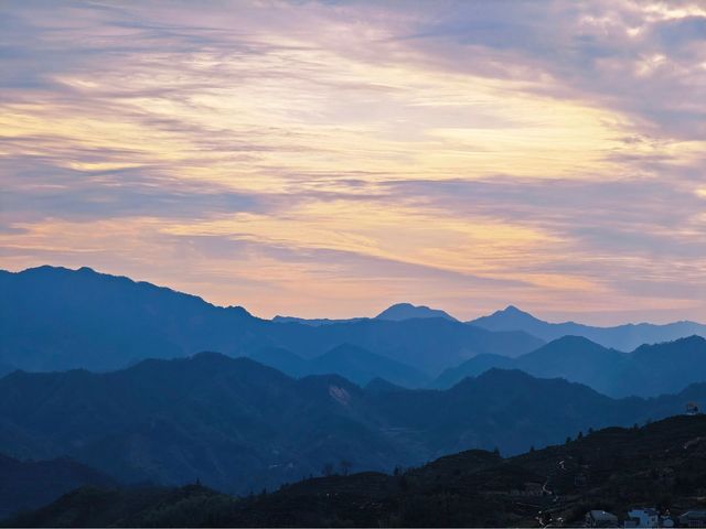 七月小岫村：清涼峰下的綠色寶藏 七月，懷揣著敬畏與好奇，走進黃山市三陽鎮小岫村，彷彿翻開了一本