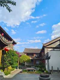 在麗江古城博興雲社，陽台的三角梅開著