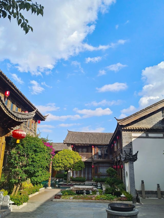 在麗江古城博興雲社，陽台的三角梅開著