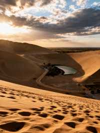 甘肅敦煌:鳴沙山月牙泉共舞千年,莫高窟壁畫裡藏著飛天的浪漫