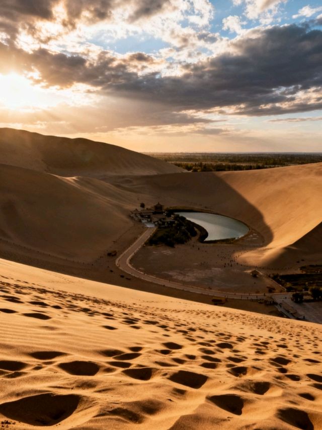 甘肅敦煌:鳴沙山月牙泉共舞千年,莫高窟壁畫裡藏著飛天的浪漫 甘肅敦煌:鳴沙山月牙泉共舞千年,莫高窟壁畫裡藏著飛天的浪漫