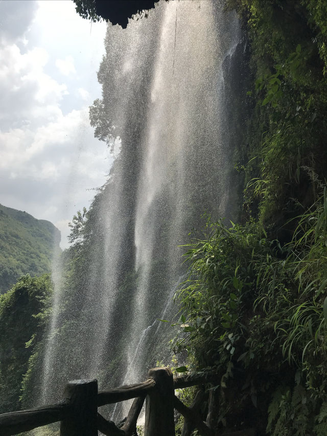 興義必打卡！穿越地球裂縫的瀑布仙境！   交通出行 地址：貴州省黔西南布依族苗族自治州興